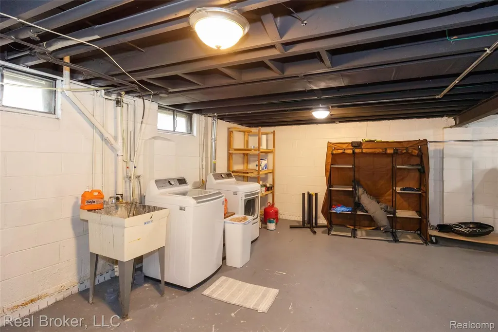 29454 Barton Street Garden City City MI 48135