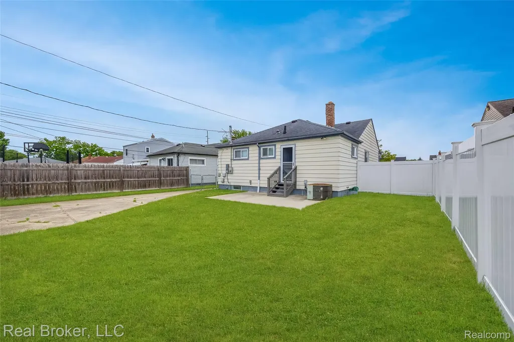29454 Barton Street Garden City City MI 48135