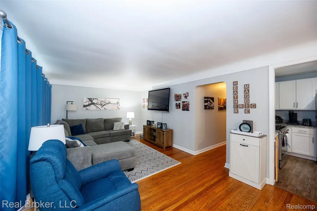 29454 Barton Street Garden City City MI 48135