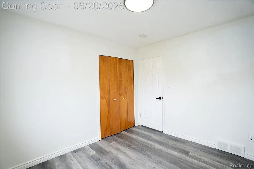 32514 Gainsborough Drive Warren City MI 48088