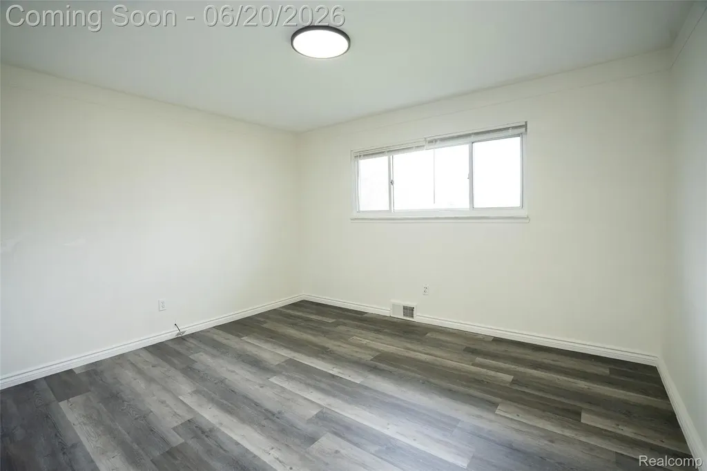 32514 Gainsborough Drive Warren City MI 48088