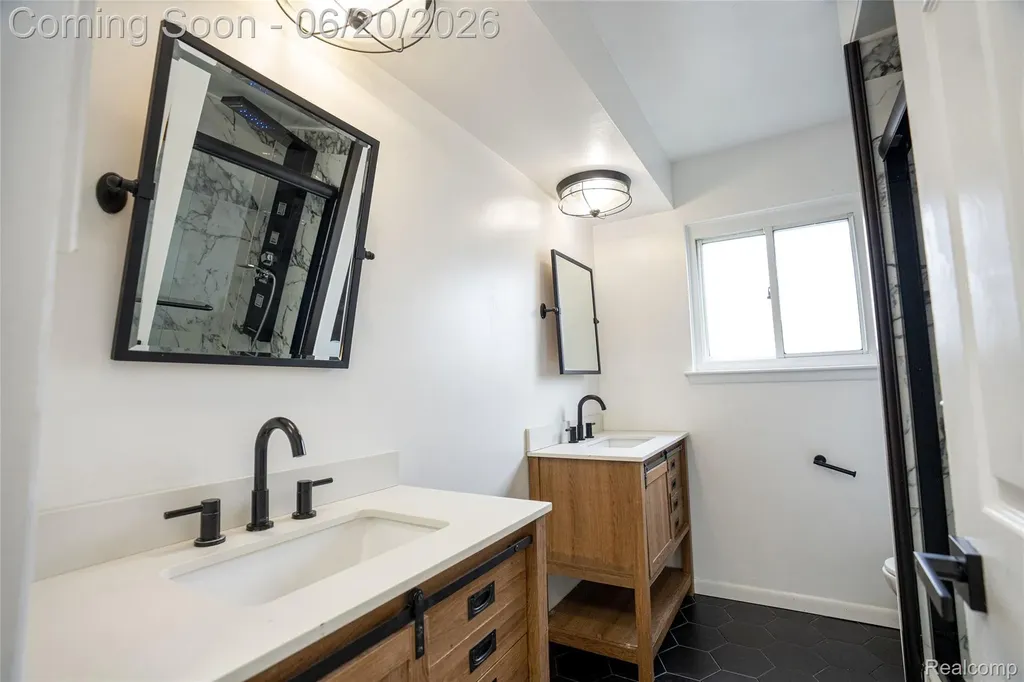 32514 Gainsborough Drive Warren City MI 48088