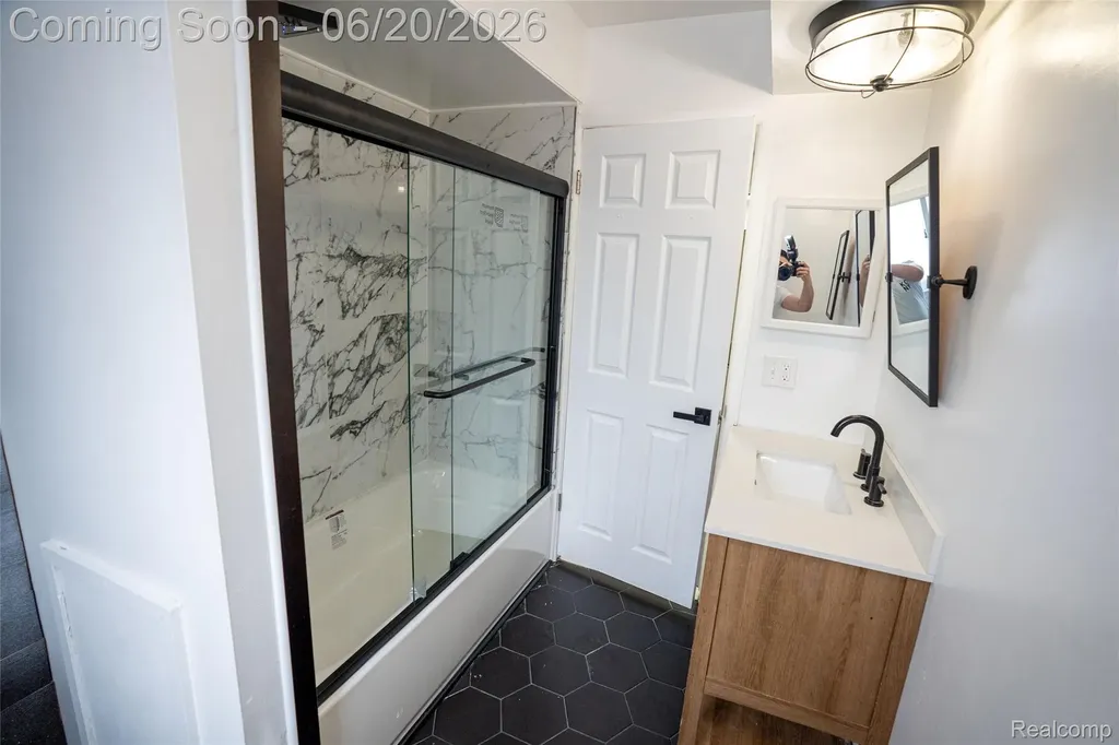 32514 Gainsborough Drive Warren City MI 48088