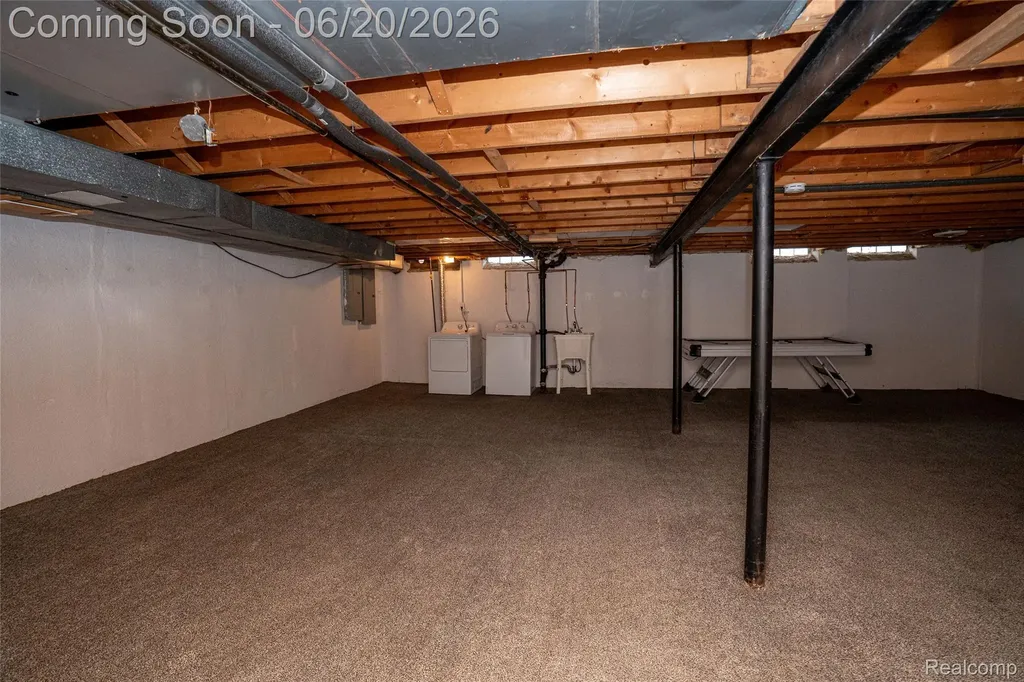 32514 Gainsborough Drive Warren City MI 48088