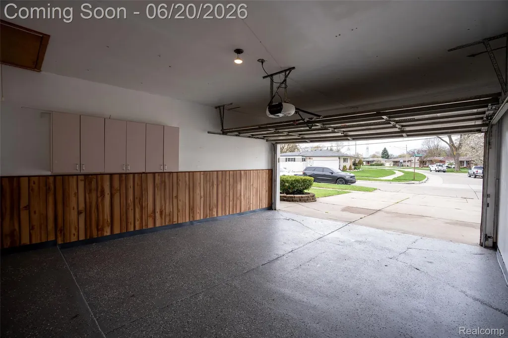 32514 Gainsborough Drive Warren City MI 48088