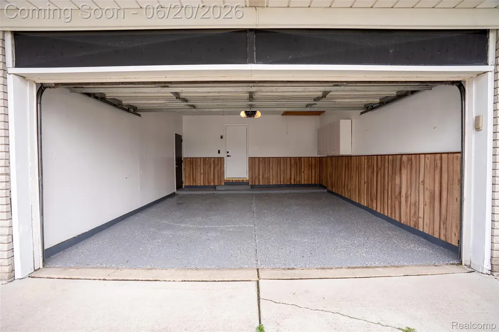 32514 Gainsborough Drive Warren City MI 48088