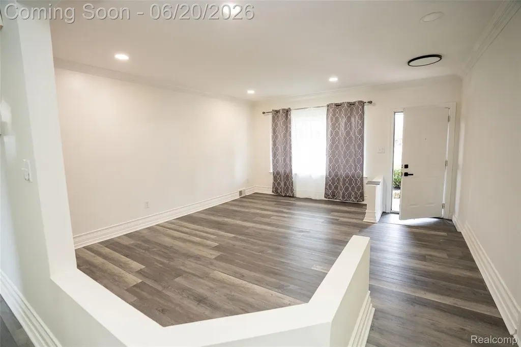 32514 Gainsborough Drive Warren City MI 48088
