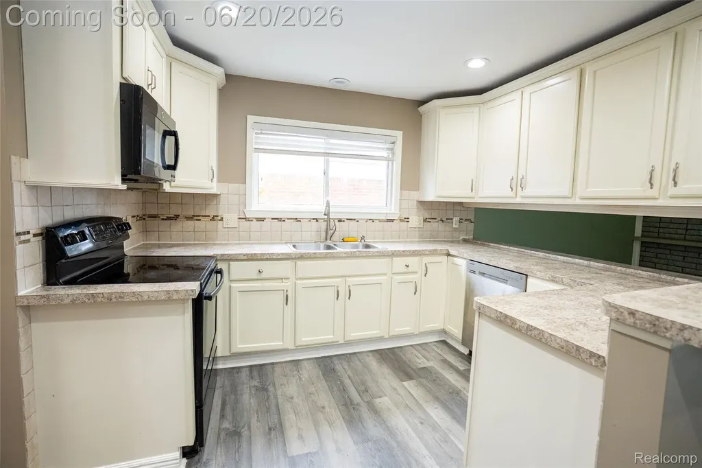 32514 Gainsborough Drive Warren City MI 48088