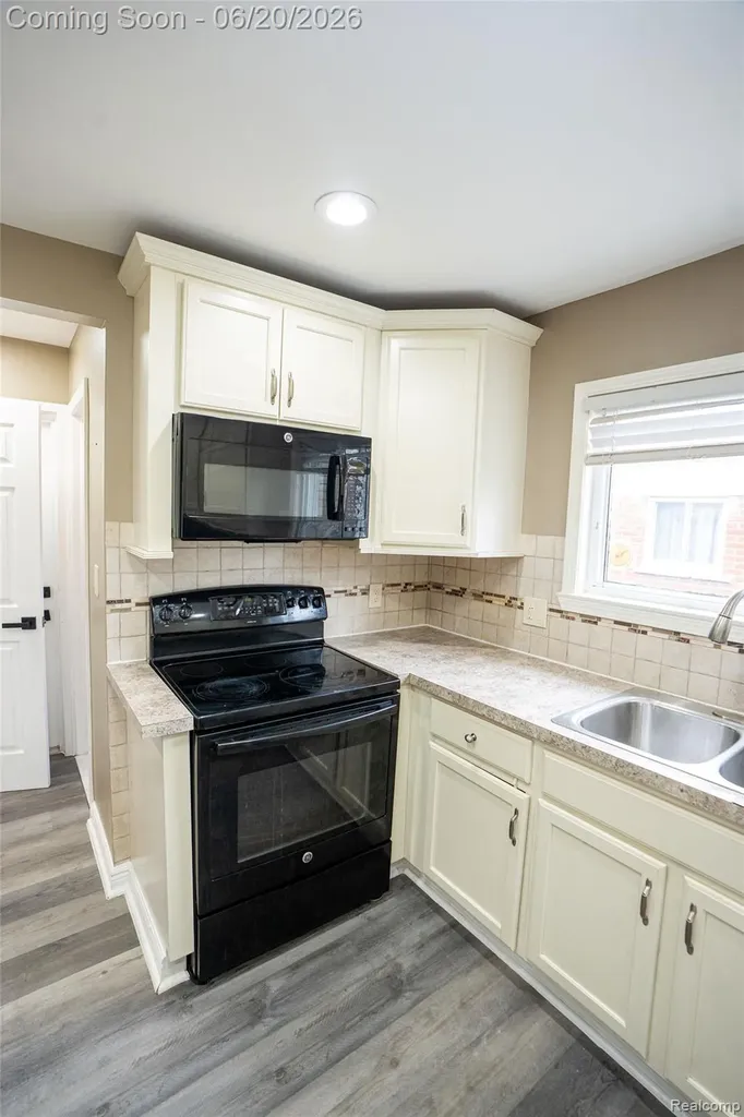 32514 Gainsborough Drive Warren City MI 48088