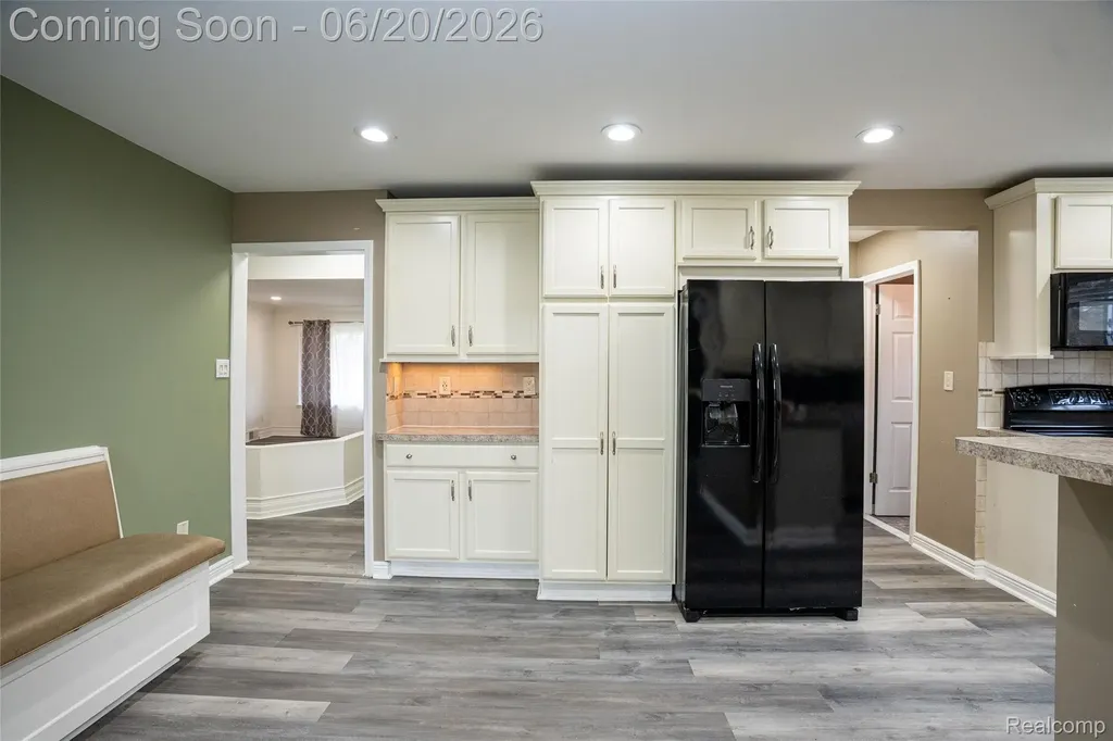 32514 Gainsborough Drive Warren City MI 48088