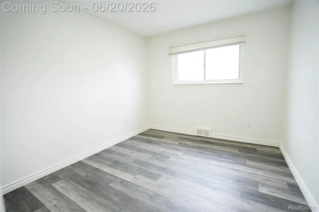 32514 Gainsborough Drive Warren City MI 48088