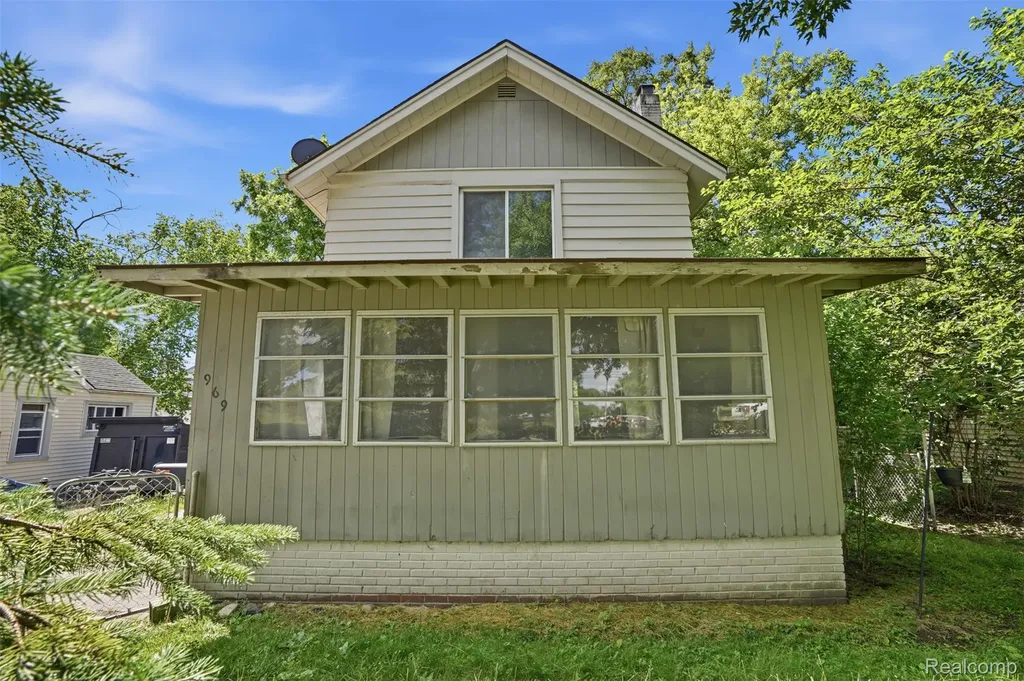 969 Myrtle Avenue Waterford Charter Township MI 48328
