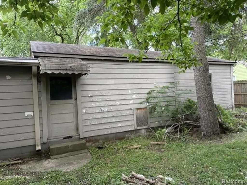 969 Myrtle Avenue Waterford Charter Township MI 48328
