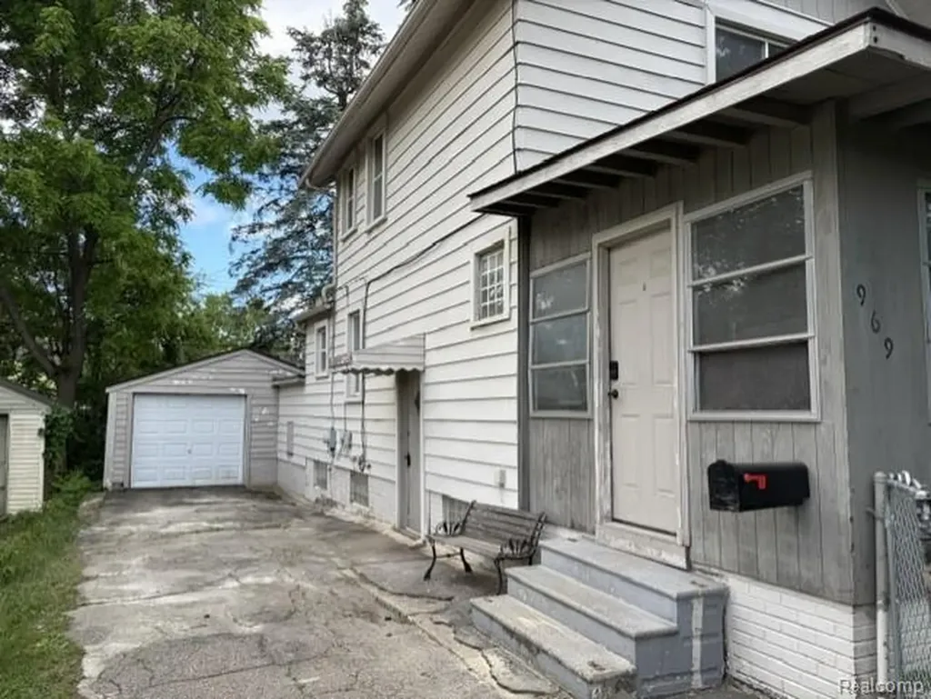 969 Myrtle Avenue Waterford Charter Township MI 48328