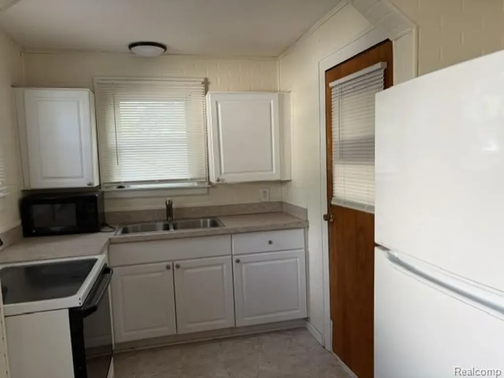 969 Myrtle Avenue Waterford Charter Township MI 48328