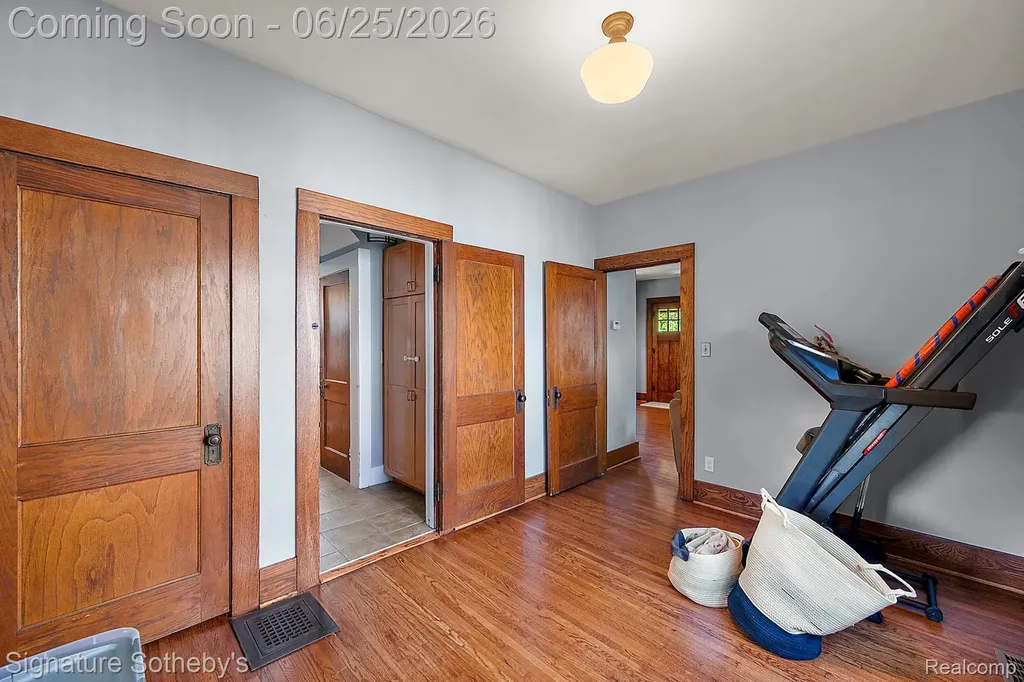 233 E Farnum Avenue Royal Oak City MI 48067