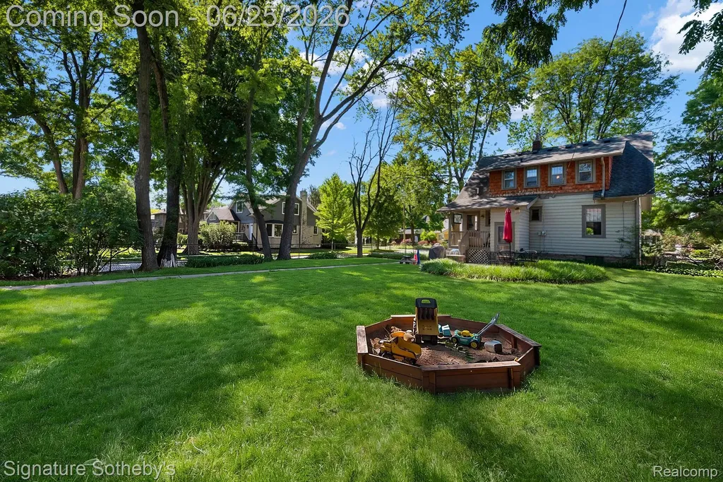 233 E Farnum Avenue Royal Oak City MI 48067