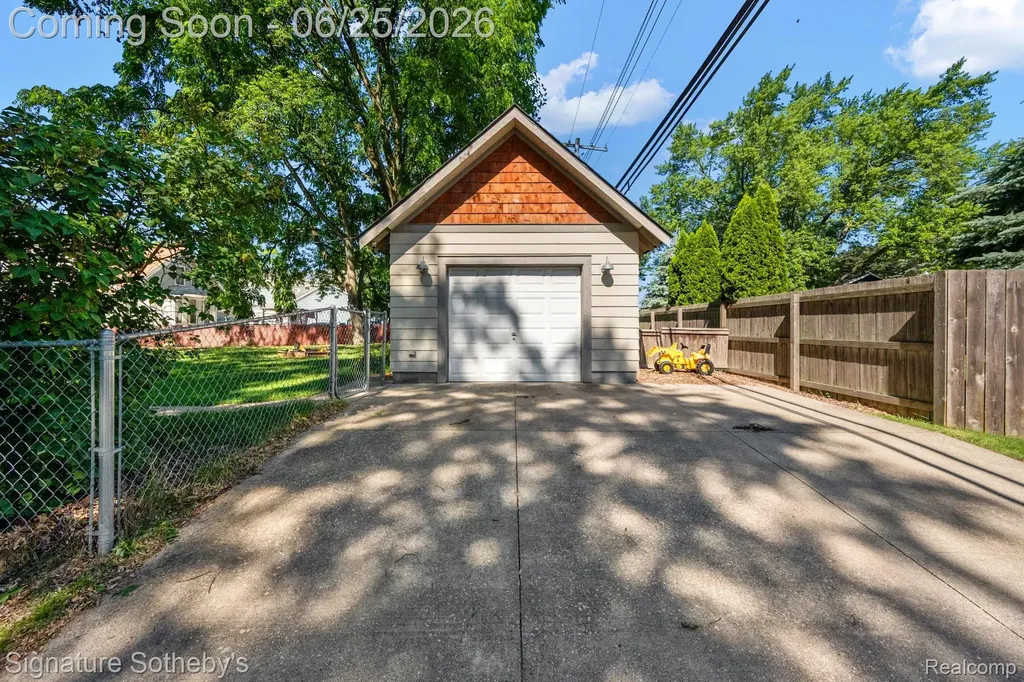 233 E Farnum Avenue Royal Oak City MI 48067