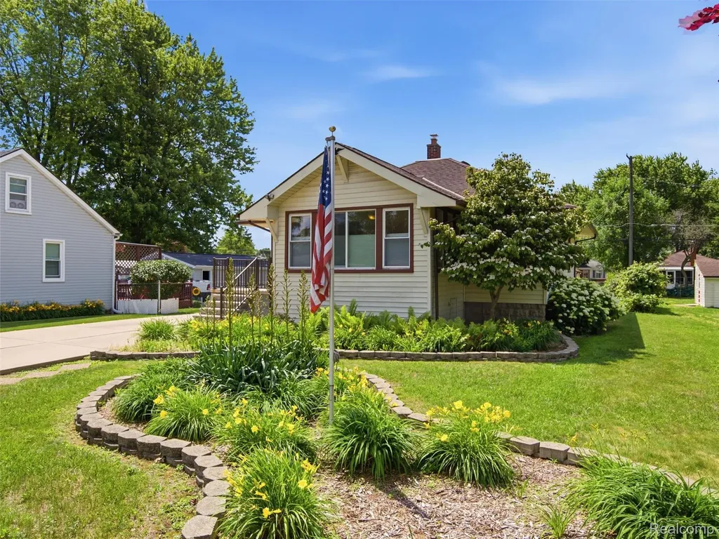 22620 Lake Boulevard St. Clair Shores City MI 48082