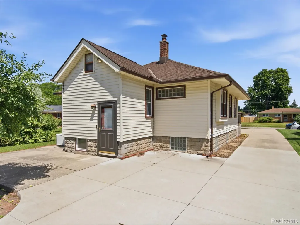 22620 Lake Boulevard St. Clair Shores City MI 48082