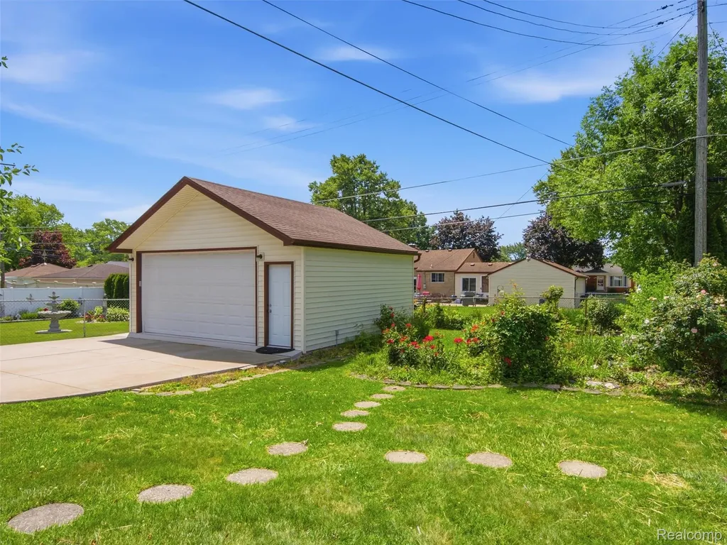22620 Lake Boulevard St. Clair Shores City MI 48082