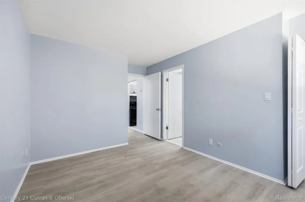 31831 Grand River Avenue Farmington City MI 48336