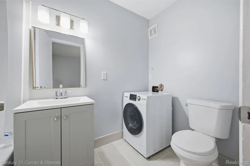 31831 Grand River Avenue Farmington City MI 48336