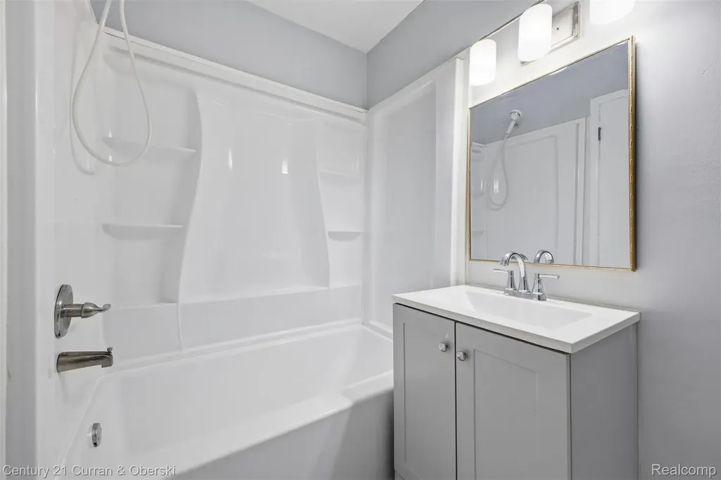 31831 Grand River Avenue Farmington City MI 48336
