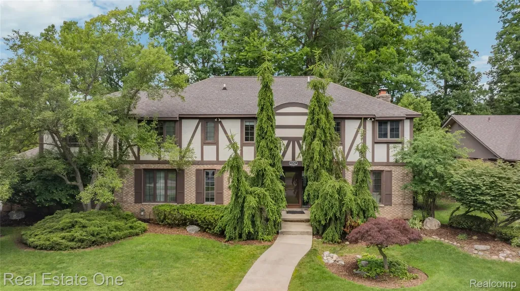 2250 Bloomfield Woods Court West Bloomfield Charter Township MI 48323