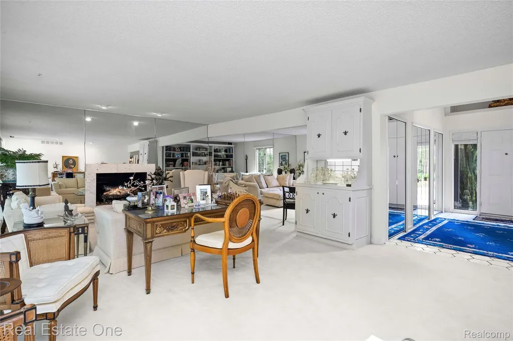 2250 Bloomfield Woods Court West Bloomfield Charter Township MI 48323
