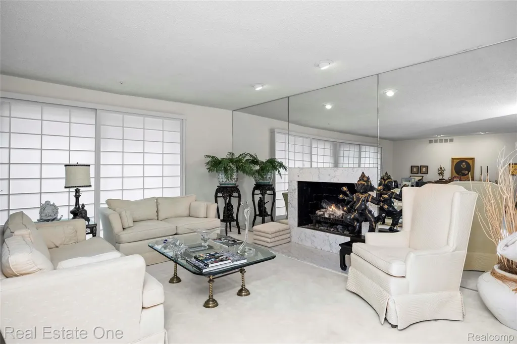 2250 Bloomfield Woods Court West Bloomfield Charter Township MI 48323