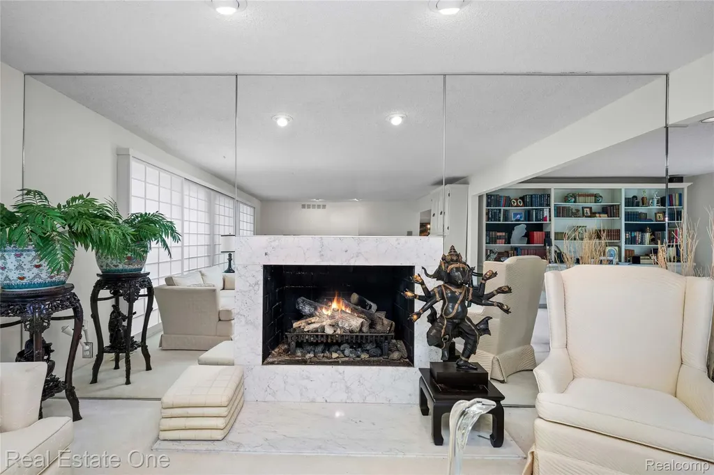 2250 Bloomfield Woods Court West Bloomfield Charter Township MI 48323