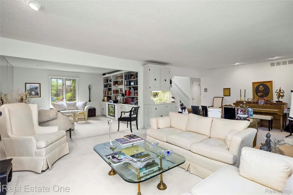 2250 Bloomfield Woods Court West Bloomfield Charter Township MI 48323