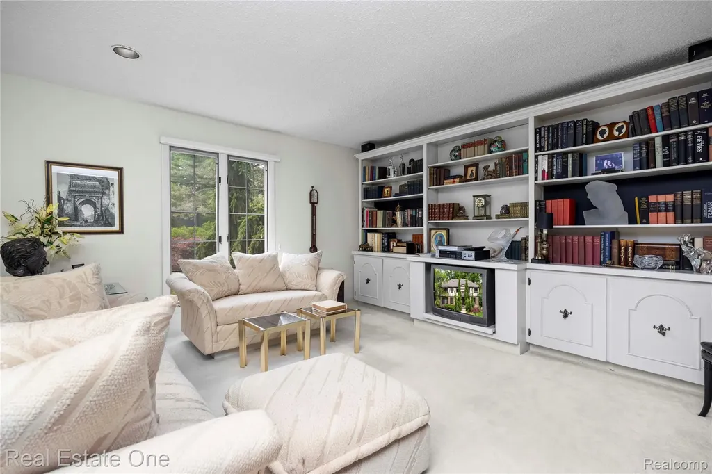 2250 Bloomfield Woods Court West Bloomfield Charter Township MI 48323