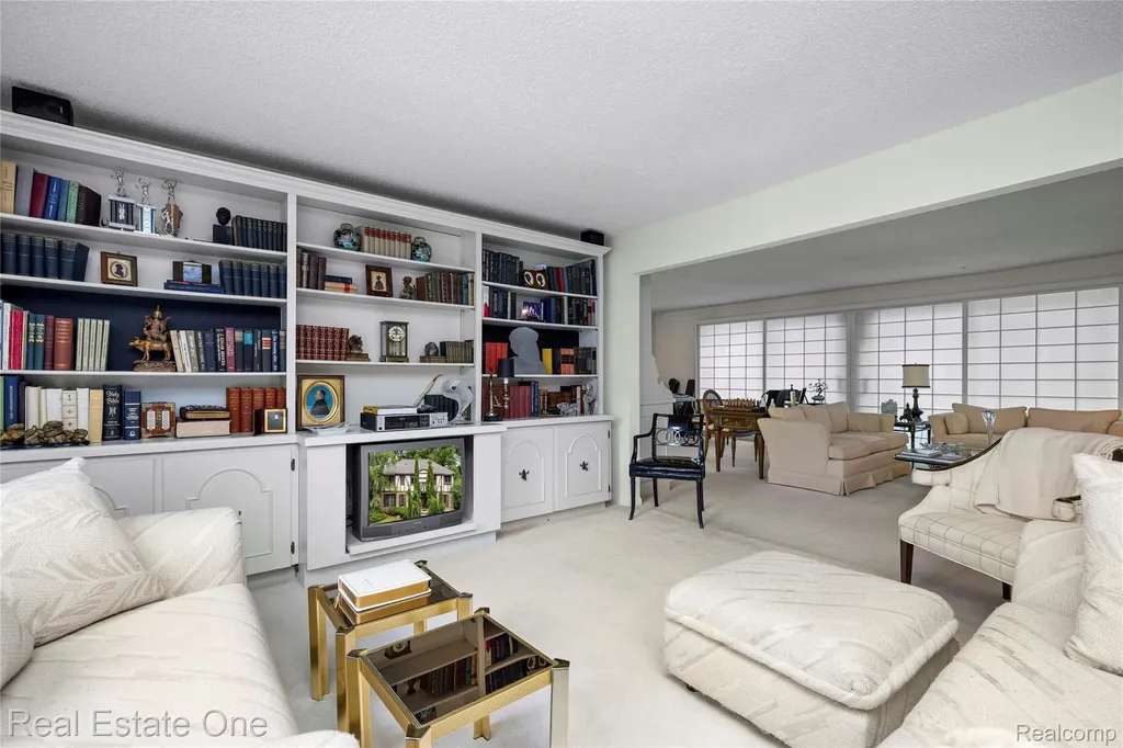 2250 Bloomfield Woods Court West Bloomfield Charter Township MI 48323