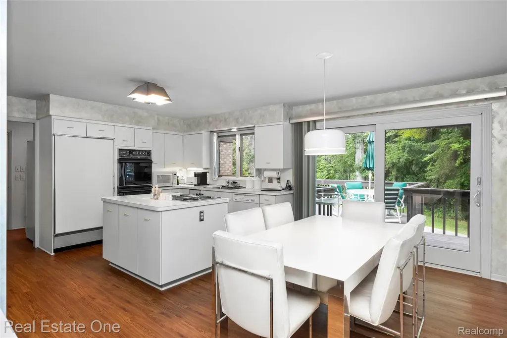 2250 Bloomfield Woods Court West Bloomfield Charter Township MI 48323