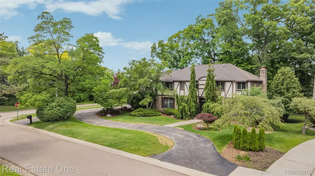 2250 Bloomfield Woods Court West Bloomfield Charter Township MI 48323