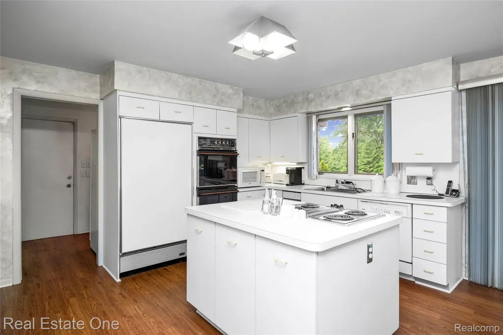 2250 Bloomfield Woods Court West Bloomfield Charter Township MI 48323