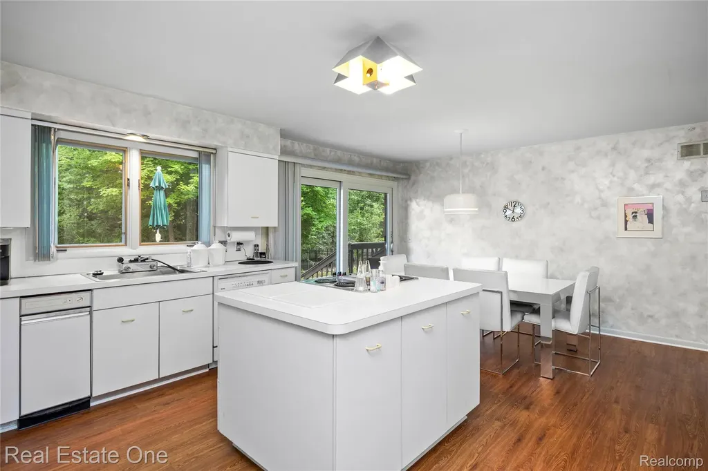 2250 Bloomfield Woods Court West Bloomfield Charter Township MI 48323
