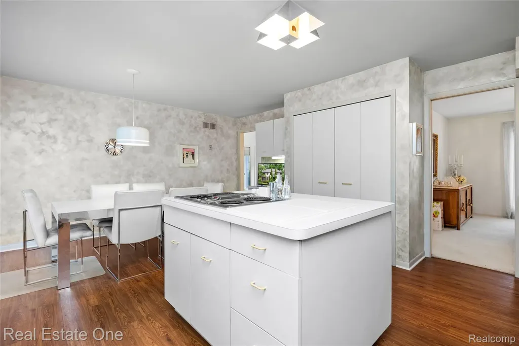 2250 Bloomfield Woods Court West Bloomfield Charter Township MI 48323