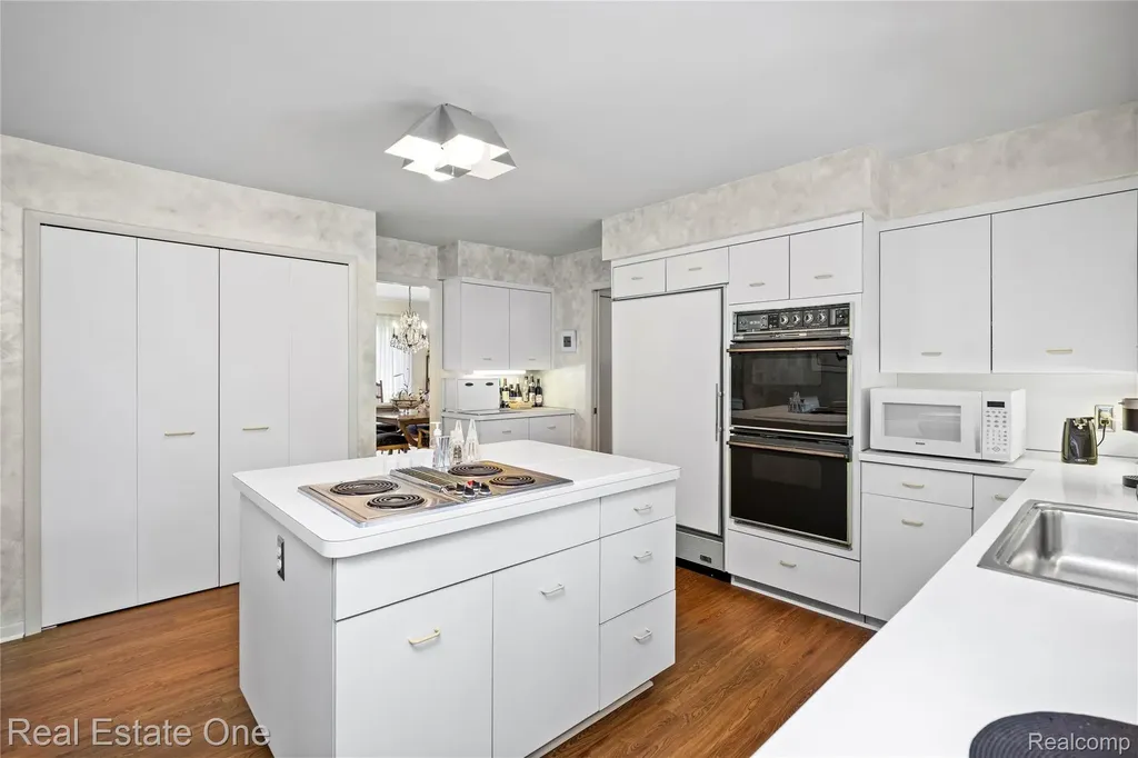 2250 Bloomfield Woods Court West Bloomfield Charter Township MI 48323