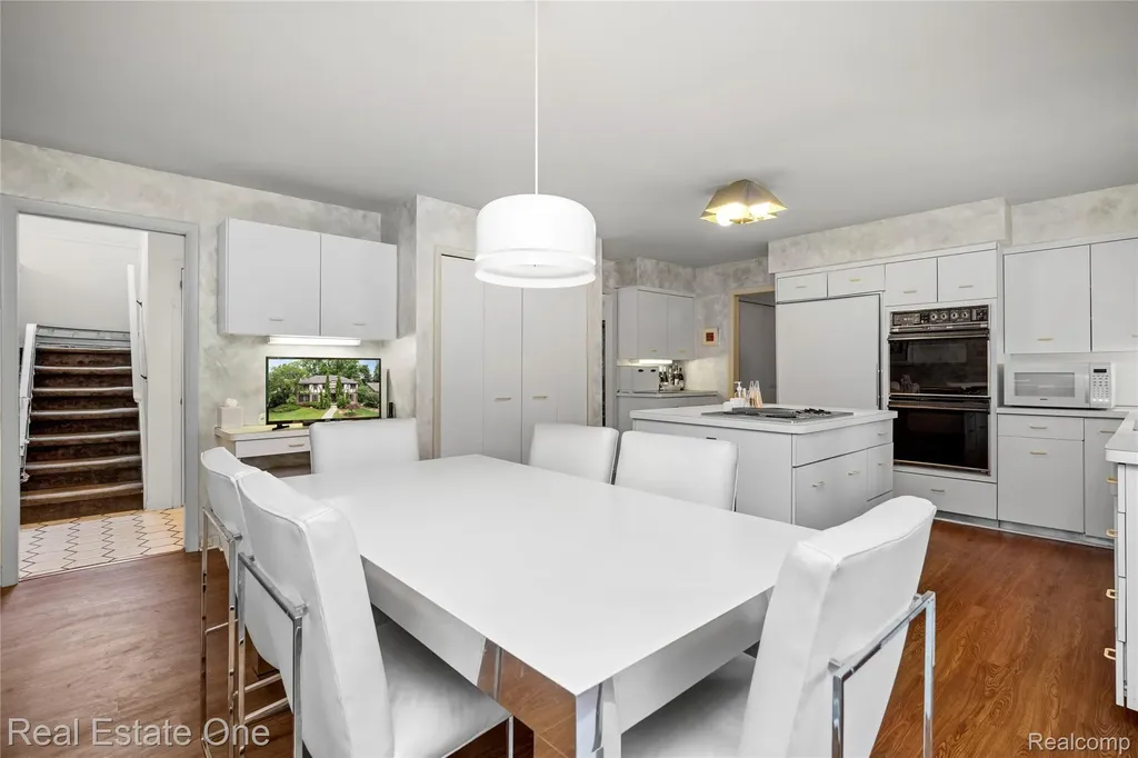 2250 Bloomfield Woods Court West Bloomfield Charter Township MI 48323