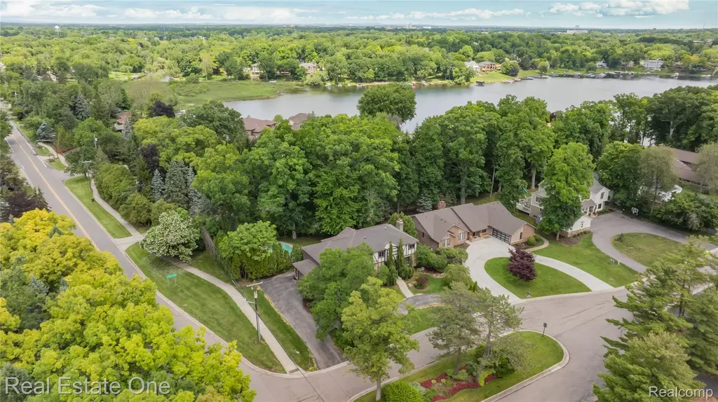 2250 Bloomfield Woods Court West Bloomfield Charter Township MI 48323