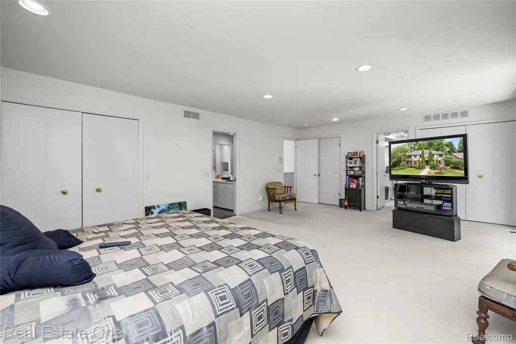2250 Bloomfield Woods Court West Bloomfield Charter Township MI 48323