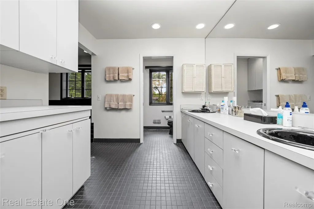2250 Bloomfield Woods Court West Bloomfield Charter Township MI 48323