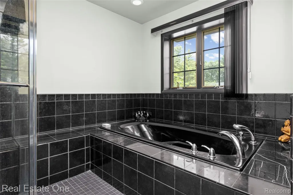 2250 Bloomfield Woods Court West Bloomfield Charter Township MI 48323