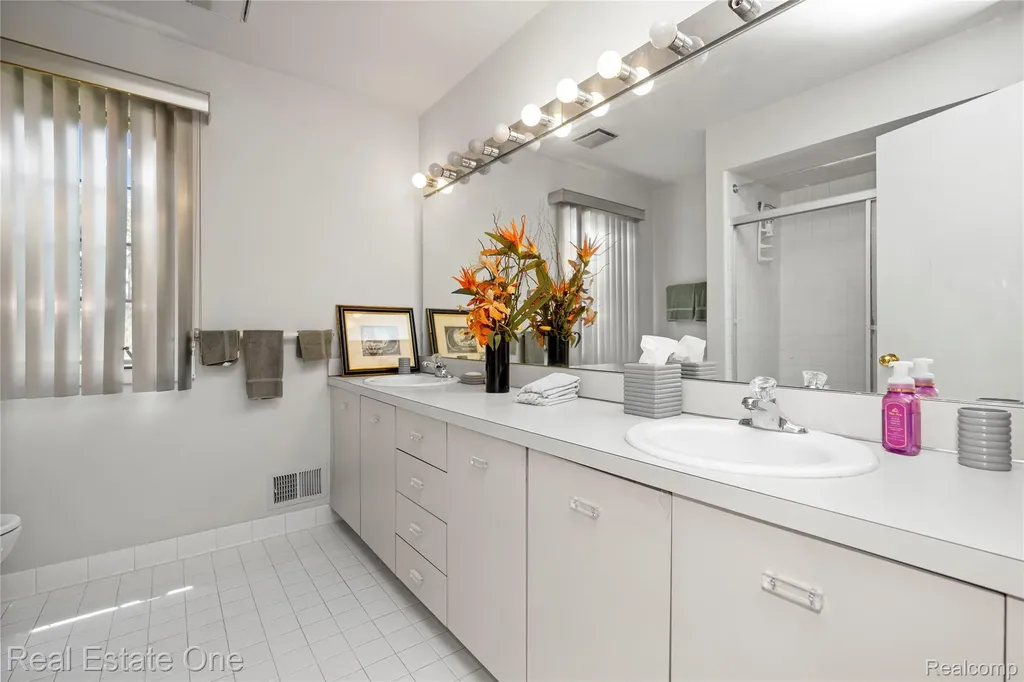 2250 Bloomfield Woods Court West Bloomfield Charter Township MI 48323