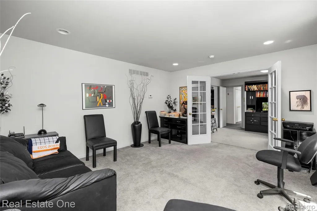 2250 Bloomfield Woods Court West Bloomfield Charter Township MI 48323