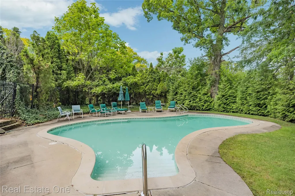 2250 Bloomfield Woods Court West Bloomfield Charter Township MI 48323