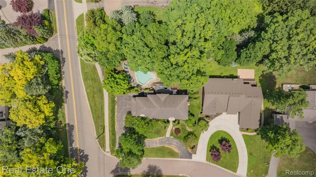 2250 Bloomfield Woods Court West Bloomfield Charter Township MI 48323